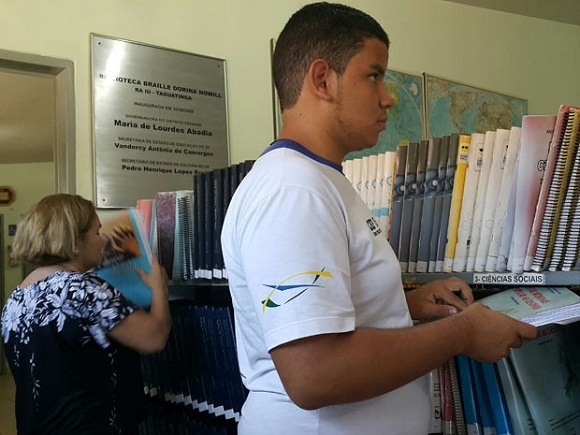 06-10-2015 flagrantebibliotecabraileTaguatinga
