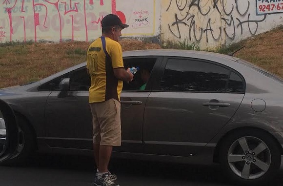 10-10-2015 flagrantevendedordeáguaTaguatinga